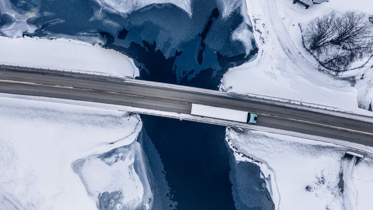Alt-txt: Volvo FH Electric i vinterlandskap sett ovenfra. 