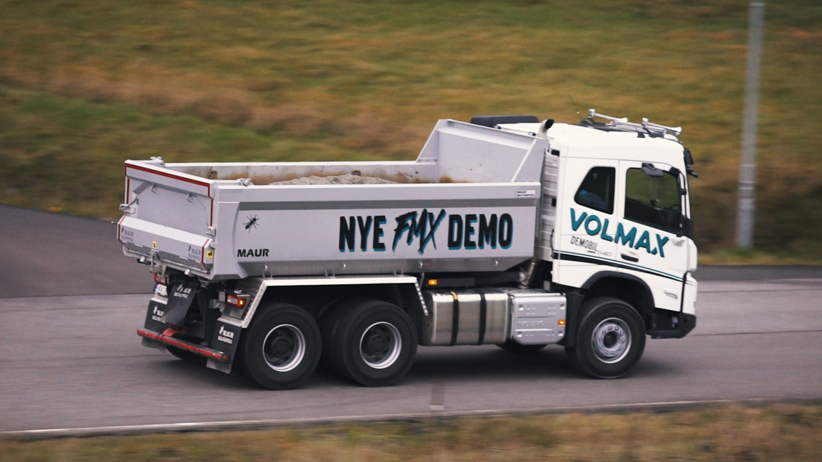 Volvo FMX 540 demo lastebil fra Volmax kjører på landevei. 