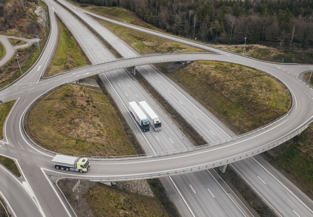 Volvo lastebiler kjører på motorvei.