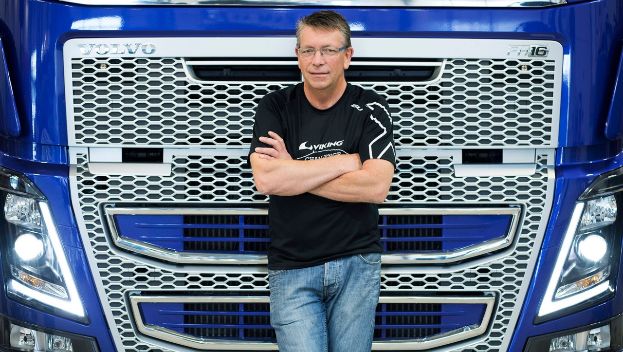 Servicemarkedssjef Tor Ivar Pedersen foran Volvo FH16