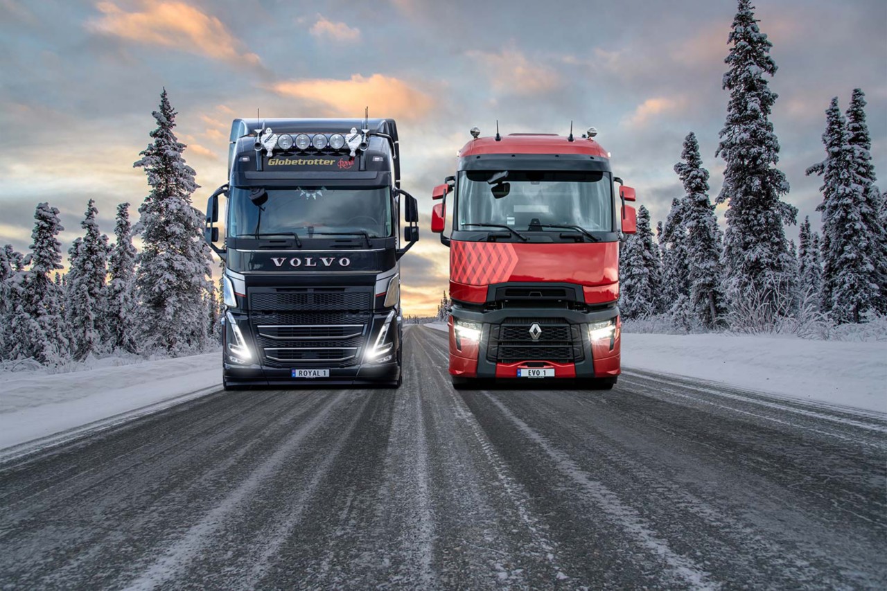 Volvo lastebil og Renault lastebil fra Volmax side om side på vintervei.