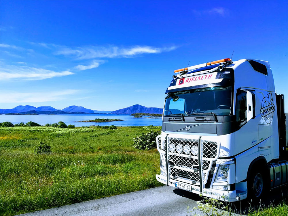 Volvo lastebil i vakkert landskap på Sunnmøre. Sommerkonkurranse Volmax. Foto: Rune Gamlemshaug
