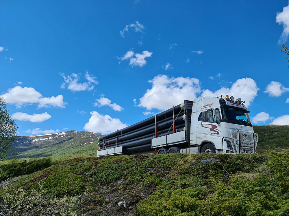 Volvo lastebil frakter rør over Valdresflye. Sommerkonkurranse Volmax. Foto: Gunnar Skilbred