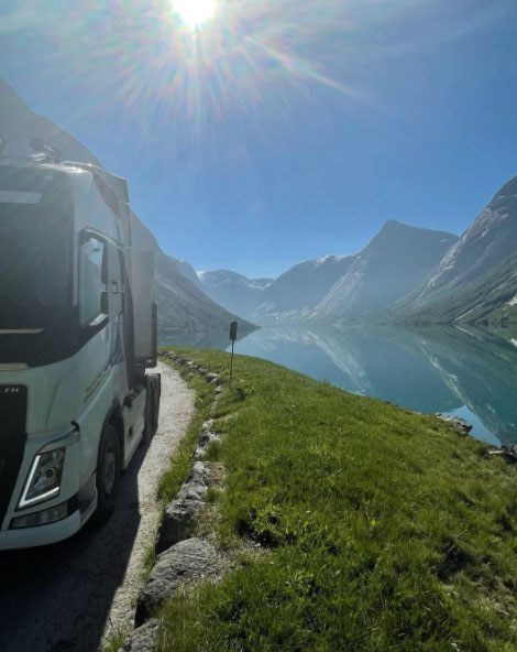 Volvo lastebil ved fjord i Jølster i solskinn. Sommerkonkurranse Volmax. Foto: Sondre Flatin