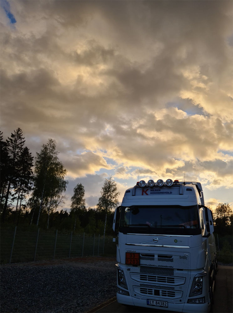 Volvo lastebil i solnedgang i skogen. Sommerkonkurranse Volmax. Foto: Pål-Andre Nydal